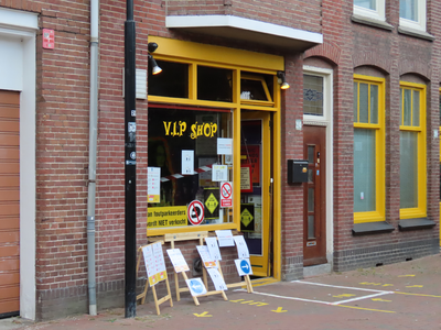 850308 Gezicht op de winkelpui van de coffeshop V.I.P. Shop (1e Daalsedijk 294) te Utrecht. Voor en in de etalage staan ...